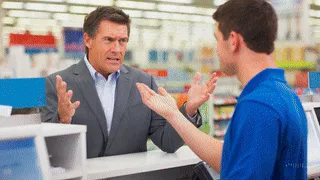 Tensión entre cliente insatisfecho y representante de ventas por mala gestión de reclamos por parte de la empresa