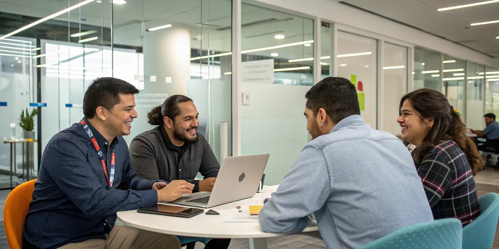 Pequeño equipo empresarial conversando sobre estrategias preventivas para evitar oficios del SERNAC en un ambiente de trabajo colaborativo.