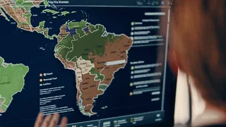 Empresarios analizando regulaciones y estrategias para operar con éxito bajo el marco de Procon Brasil.