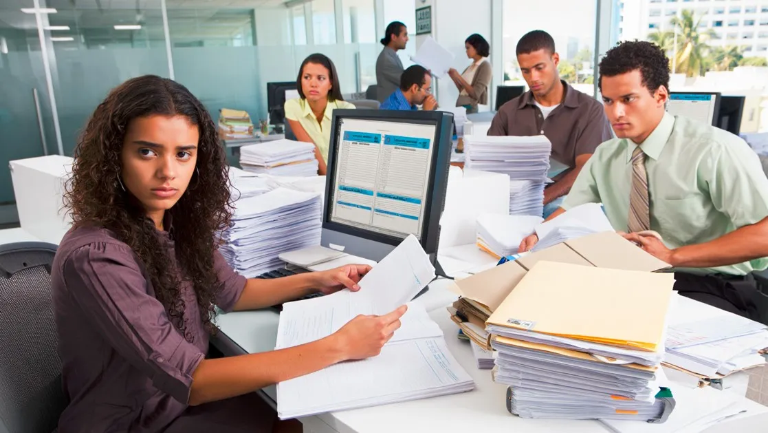 Equipo administrativo gestionando reclamos de consumidores en Brasil según directrices de Procon.