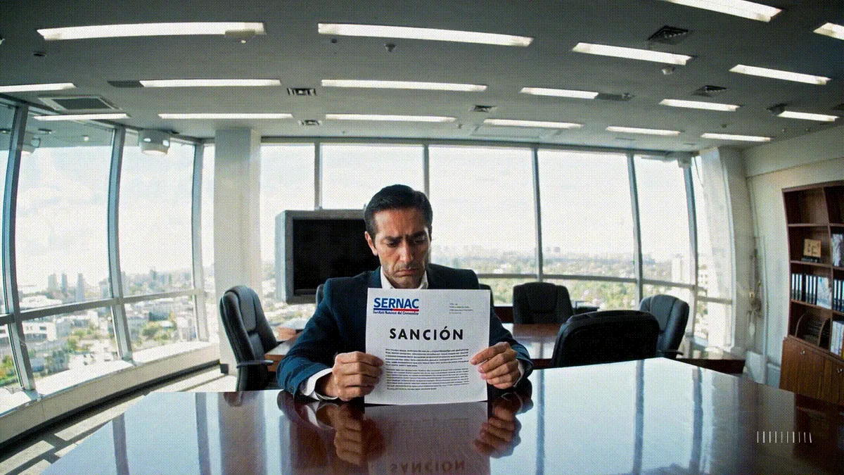 CEO de empresa de Chile leyendo un oficio de sanción del SERNAC por incumplir derechos del consumidor, caso emblemático entre ejemplos de sanciones del SERNAC