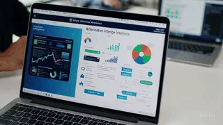 Pequeño equipo de trabajo utilizando inteligencia artificial para automatizar la gestión de reclamos y optimizar tiempos de respuesta.