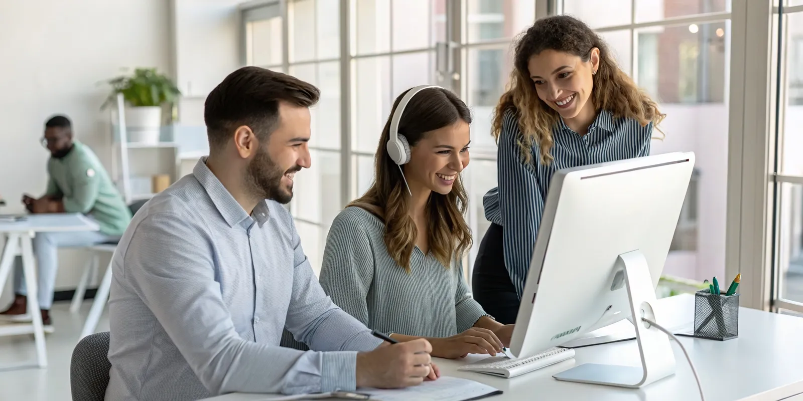 Equipo reducido de trabajo colaborando conjuntamente frente a una computadora, mientras la inteligencia artificial asiste en su labor de gestionar reclamos de clientes insatisfechos..