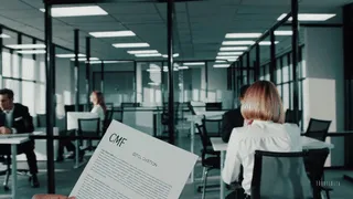 Gerente empresarial analizando en detalle un reclamo de la Comisión para el Mercado Financiero (CMF) en su entorno corporativo