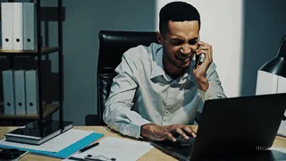 Cliente furioso, realizando reclamos por fraude bancario y discutiendo con el soporte de su banco.